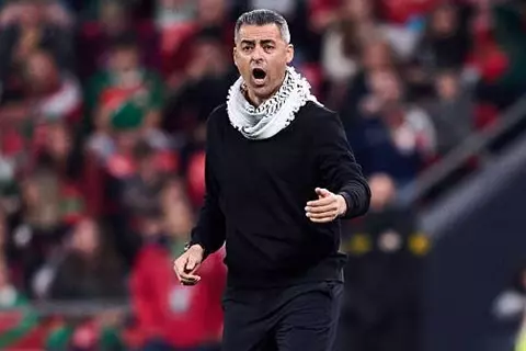 مدرب فلسطين: بكيت لأول مرة أثناء النشيد الوطني بمباراتنا أمام الباسك